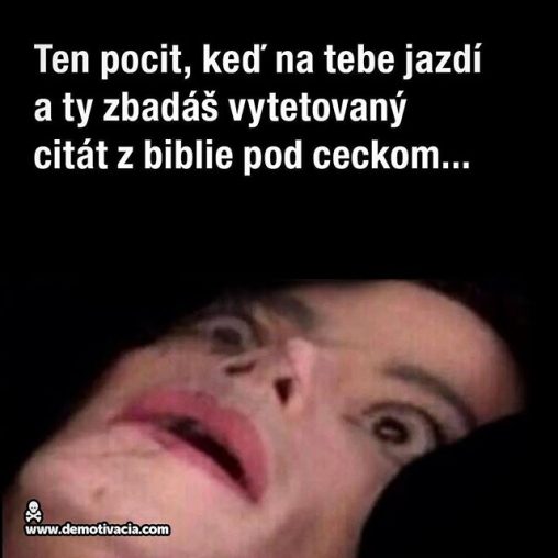 Ten pocit, keď na tebe jazdí a ty zbadáš vytetovaný citát z biblie pod ceckom...